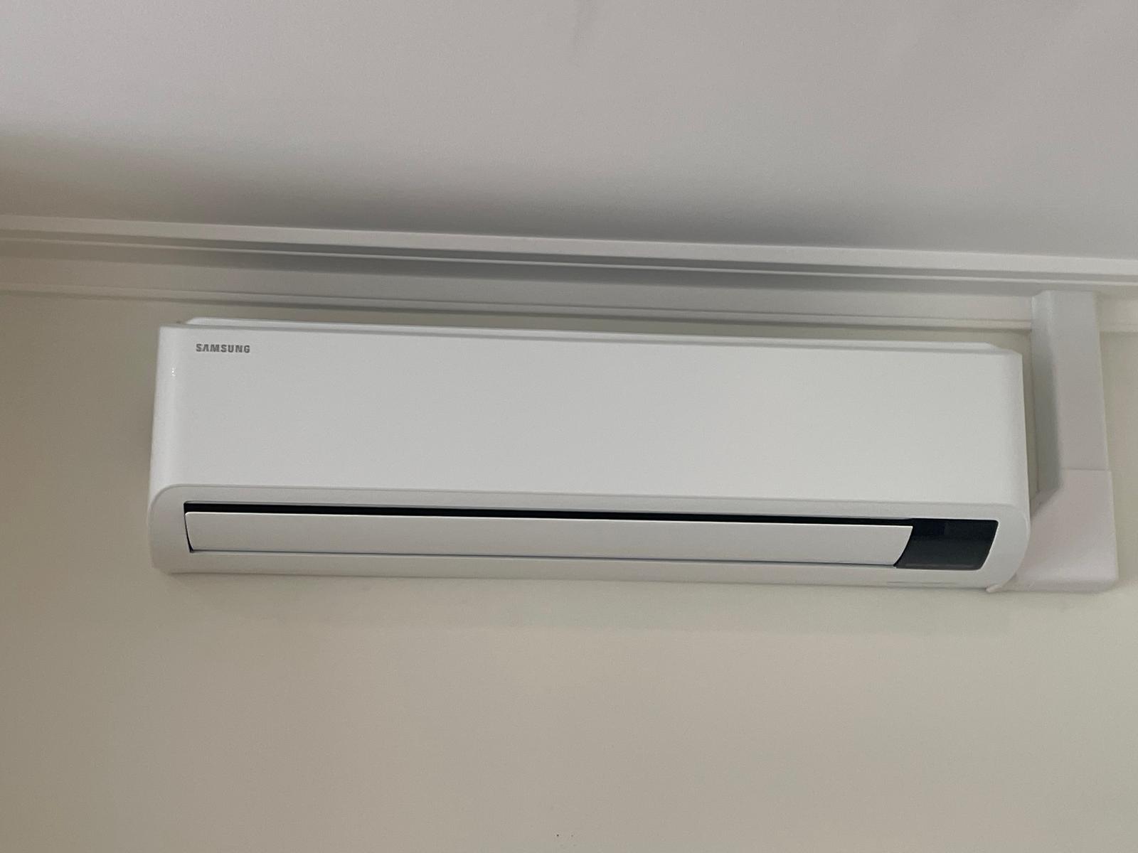 Wall-mounted split air conditioning unit