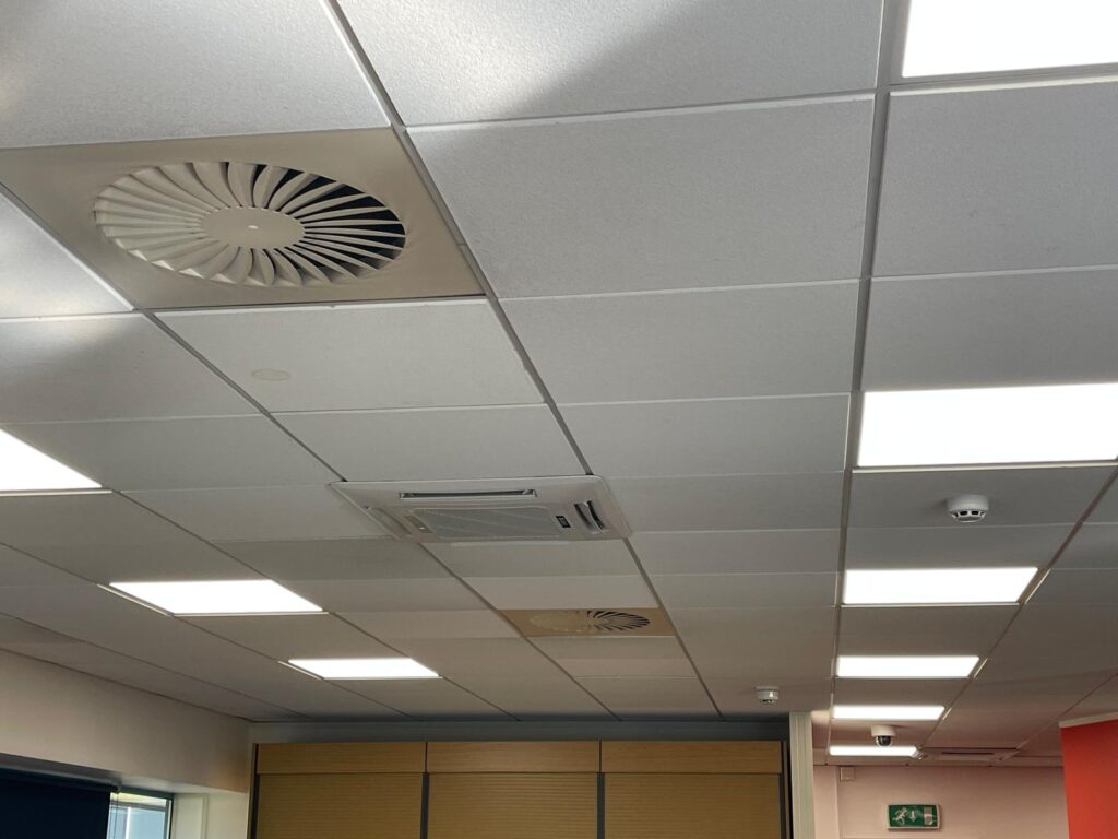Ceiling cassette air conditioning in a suspended ceiling